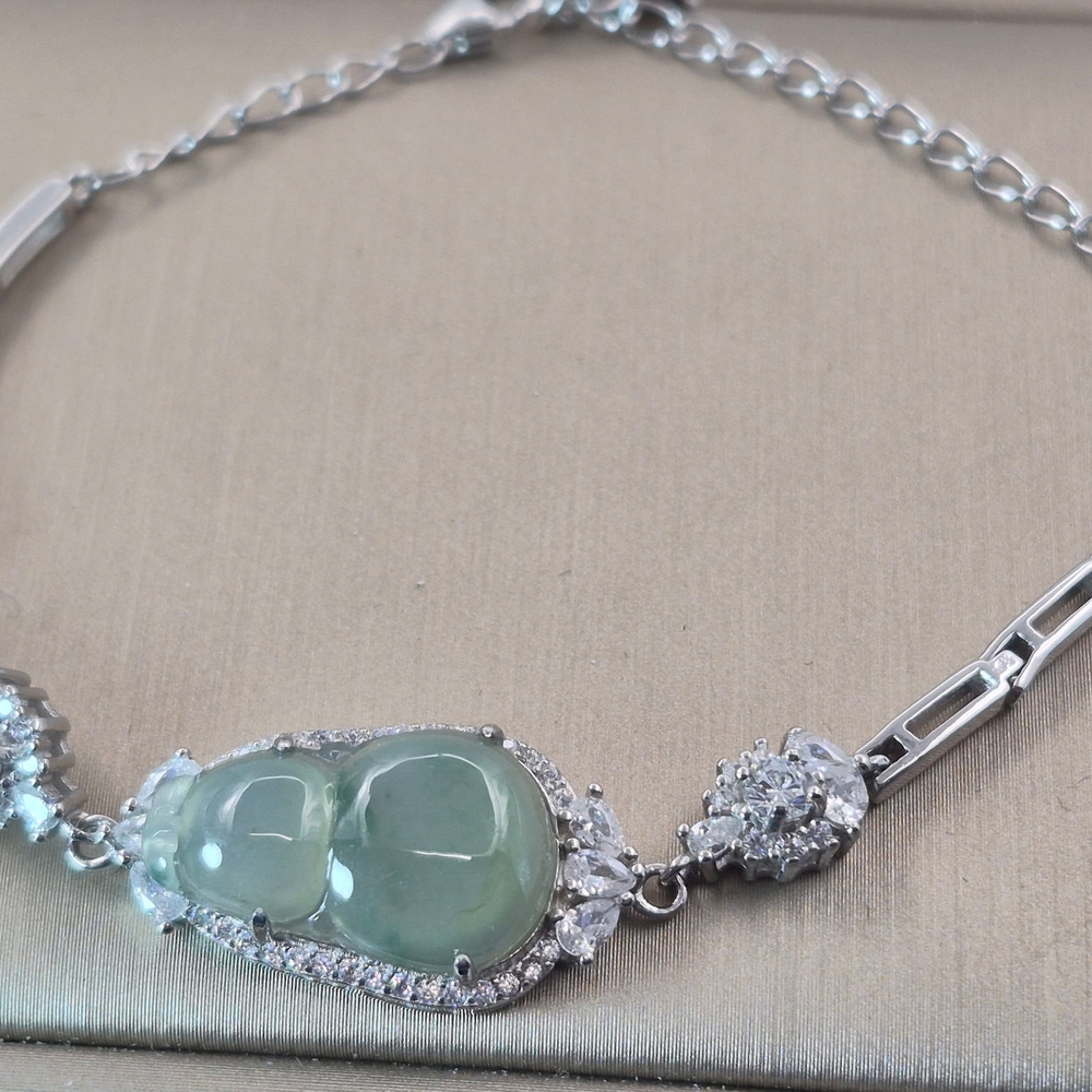 Elegant Silver and Green Women's Necklace